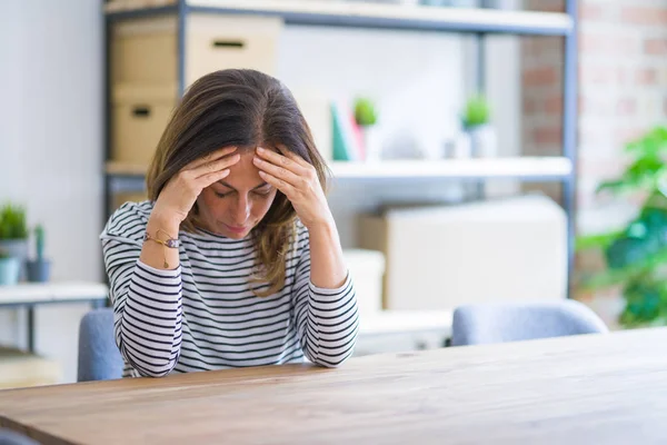집에서 식탁에 여성은 통증과 편두통 때문에 두통이 절실하고 스트레스를 있습니다 — 스톡 사진