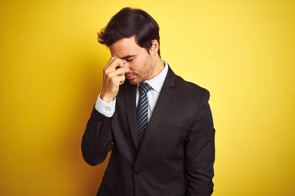 Giovane Uomo Affari Bello Indossa Vestito Cravatta Piedi Sopra Isolato — Foto Stock