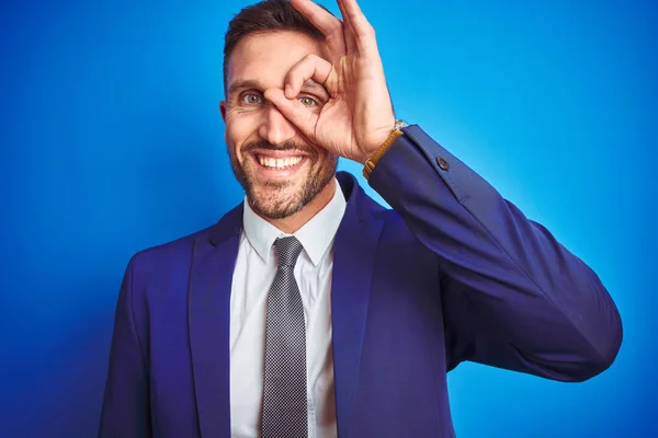 Close Imagem Jovem Homem Negócios Bonito Sobre Azul Isolado Fundo — Fotografia de Stock