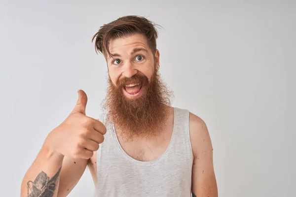 Joven Pelirrojo Irlandés Vistiendo Camiseta Pie Sobre Fondo Gris Aislado —  Fotos de Stock