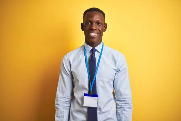 Hombre Negocios Afroamericano Con Tarjeta Identificación Sobre Fondo Amarillo Aislado —  Fotos de Stock