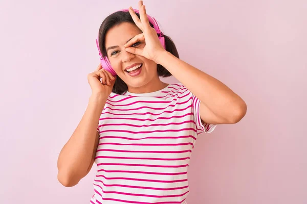 Junge Schöne Frau Hört Musik Mit Kopfhörern Über Isolierten Rosa — Stockfoto