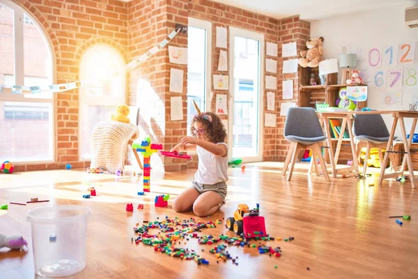 Bela Criança Usando Óculos Diadema Unicórnio Brincando Com Trator Blocos — Fotografia de Stock