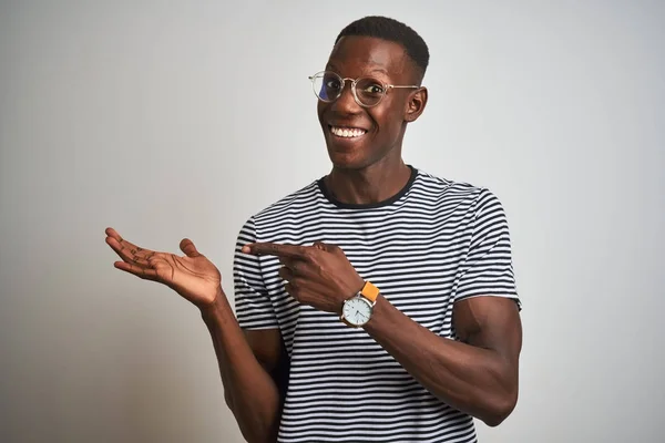 Hombre Afroamericano Con Camiseta Rayas Gafas Sobre Fondo Blanco Aislado — Foto de Stock