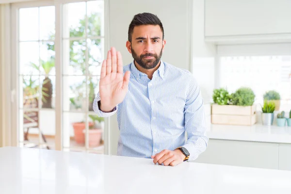 Knappe Hispanic Business Man Doet Stoppen Met Zingen Palm Van — Stockfoto