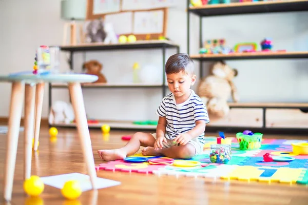 Prachtige Peuter Jongen Zit Puzzel Spelen Maaltijden Met Plastic Borden — Stockfoto