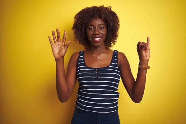 Junge Afrikanische Afro Frau Trägt Gestreiftes Shirt Über Isoliertem Gelben — Stockfoto