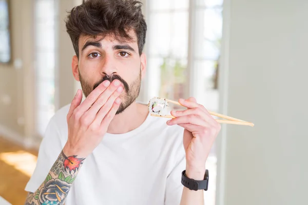 Joven Comiendo Sushi Asiático Usando Palillos Cubren Boca Con Mano — Foto de Stock