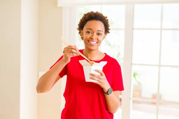 Gyönyörű Fiatal Afrikai Amerikai Étkezési Tésztával Használata Choopsticks — Stock Fotó