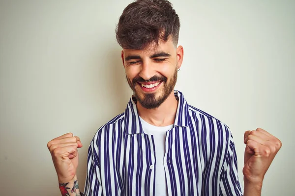 Jovem Com Tatuagem Vestindo Camisa Listrada Sobre Fundo Branco Isolado — Fotografia de Stock