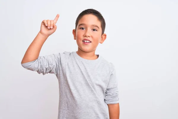 Mooie Jongen Draagt Grijs Casual Shirt Staat Een Geïsoleerde Witte — Stockfoto