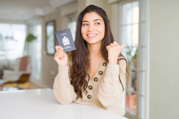 Kanada Pasaportu Taşıyan Genç Bir Kadın Gülümseyen Bir Gülümsemeyle Baş — Stok fotoğraf