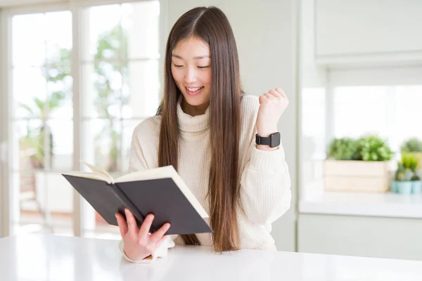 Hermosa Mujer Asiática Leyendo Libro Gritando Orgullosa Celebrando Victoria Éxito — Foto de Stock