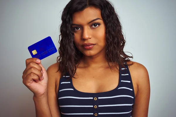 Transseksuele Transgender Klant Vrouw Houden Credit Card Geïsoleerde Witte Achtergrond — Stockfoto