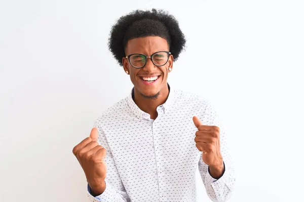 Hombre Afroamericano Joven Con Camisa Elegante Gafas Sobre Fondo Blanco — Foto de Stock