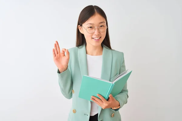 Joven Estudiante China Con Gafas Lectura Libro Sobre Fondo Blanco — Foto de Stock