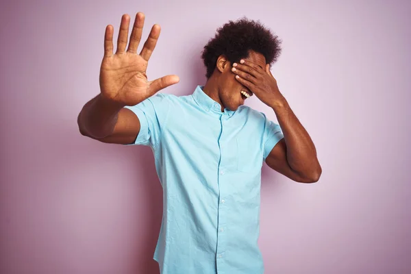 Jonge Amerikaanse Man Met Afro Haar Draagt Blauw Shirt Staan — Stockfoto