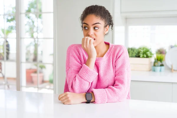 Hermosa Mujer Afroamericana Con Cabello Afro Que Usa Suéter Rosa —  Fotos de Stock