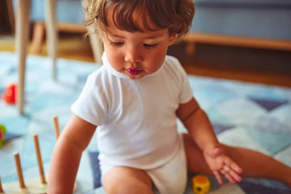 Schöne Kleinkind Kind Mädchen Spielt Mit Spielzeug Auf Dem Teppich — Stockfoto