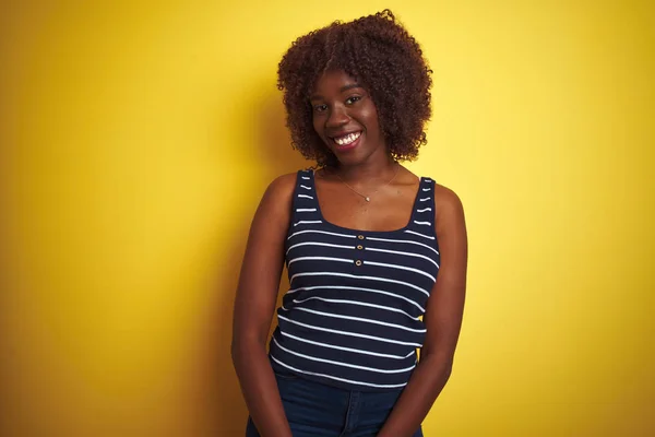 Junge Afrikanische Afro Frau Gestreiftem Shirt Vor Isoliertem Gelben Hintergrund — Stockfoto