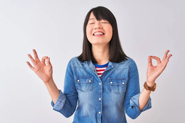 Jonge Mooie Chinese Vrouw Draagt Denim Shirt Geïsoleerde Witte Achtergrond — Stockfoto