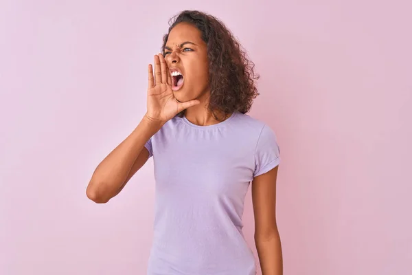 Jovem Brasileira Vestindo Camiseta Sobre Fundo Rosa Isolado Gritando Gritando — Fotografia de Stock