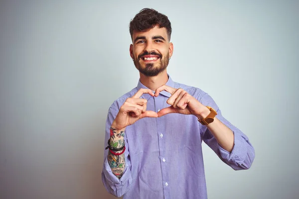 Jovem Com Tatuagem Vestindo Camisa Roxa Sobre Fundo Branco Isolado — Fotografia de Stock