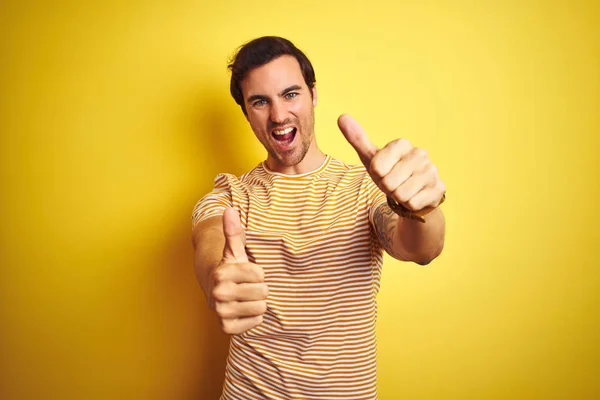 Jonge Knappe Man Met Tatoeage Met Gestreept Shirt Geïsoleerde Gele — Stockfoto