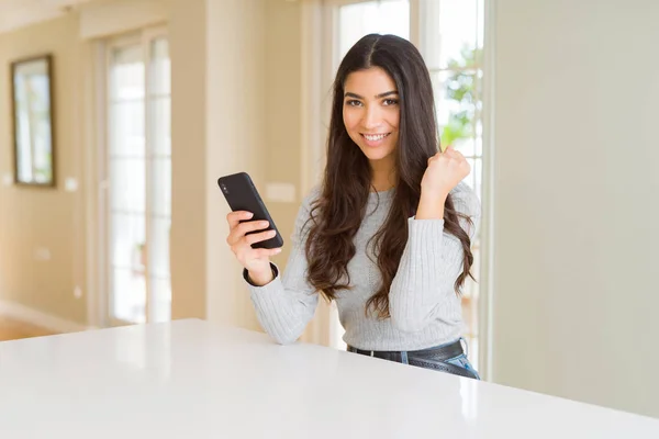 Jonge Vrouw Met Behulp Van Smartphone Het Verzenden Van Een — Stockfoto