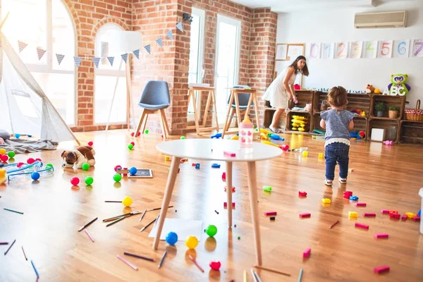 Junge Schöne Lehrerin Und Kleinkind Stehen Kindergarten — Stockfoto