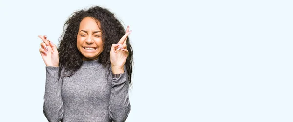 Giovane Bella Ragazza Con Capelli Ricci Sorridenti Incrociando Dita Con — Foto Stock