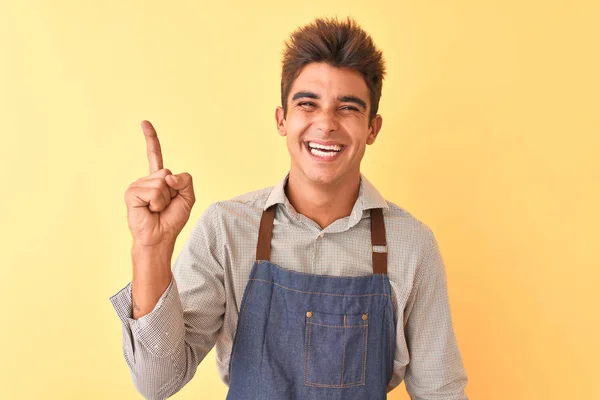 Junger Gutaussehender Angestellter Mit Schürze Der Vor Isoliertem Gelbem Hintergrund — Stockfoto
