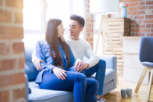 Schöne junge asiatische Paar entspannen zusammen sitzen auf die so — Stockfoto