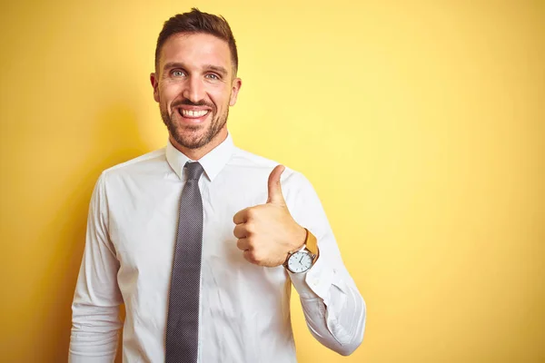 Giovane Uomo Affari Bello Indossa Elegante Camicia Bianca Sfondo Giallo — Foto Stock