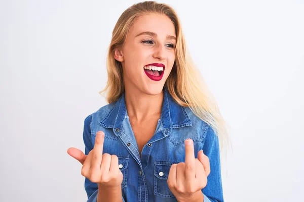 Ung Vacker Kvinna Bär Casual Denim Skjorta Stående Över Isolerad — Stockfoto