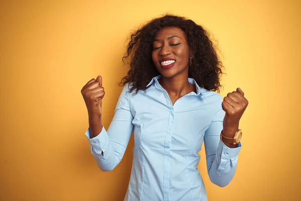 Африканская Американская Деловая Женщина Элегантной Рубашке Изолированном Желтом Фоне Счастлива — стоковое фото
