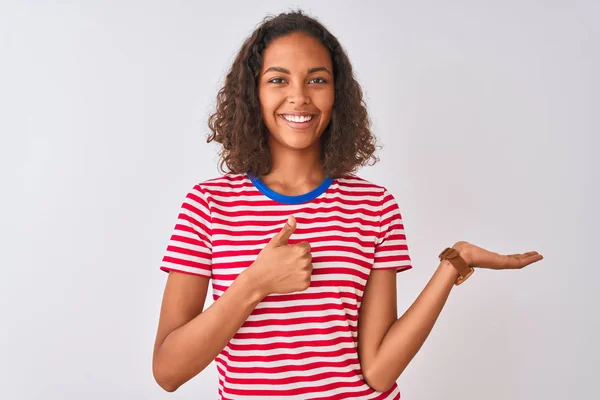 Mujer Brasileña Joven Vistiendo Camiseta Rayas Rojas Pie Sobre Fondo —  Fotos de Stock