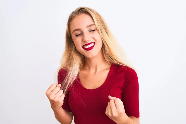 Mulher Bonita Nova Vestindo Camiseta Vermelha Sobre Fundo Branco Isolado — Fotografia de Stock