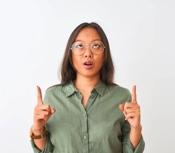 Ung Kinesisk Kvinna Bär Grön Skjorta Och Glasögon Över Isolerad — Stockfoto