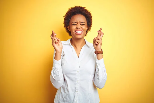 Mulher Negócios Afro Americana Sobre Fundo Amarelo Isolado Gesto Dedo — Fotografia de Stock