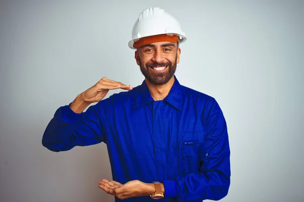 Bel Lavoratore Indiano Che Indossa Uniforme Casco Sfondo Bianco Isolato — Foto Stock