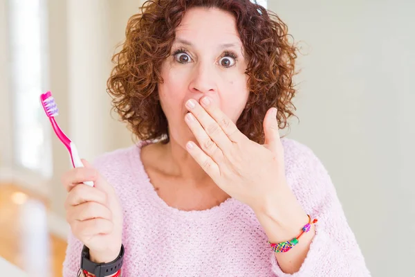 Starsza Kobieta Trzymająca Różową Szczoteczkę Zębów Gabinecie Stomatologicznym Usta Ręką — Zdjęcie stockowe