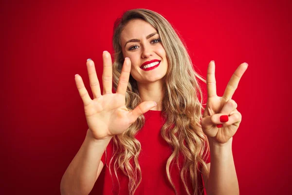 Ung Vacker Kvinna Bär Grundläggande Shirt Stående Över Röd Isolerad — Stockfoto