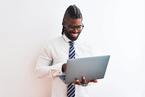Afrikaans Amerikaanse Zakenman Met Vlechten Met Behulp Van Laptop Geïsoleerde — Stockfoto
