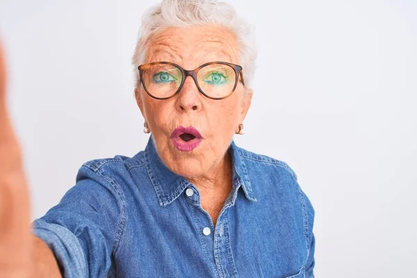 Siwowłosy Kobieta Dżinsowej Koszuli Okularach Zrobić Selfie Odizolowanym Białym Tle — Zdjęcie stockowe