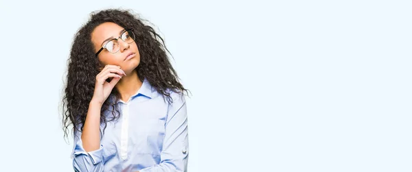 Junge Schöne Business Girl Mit Lockigem Haar Trägt Eine Brille — Stockfoto