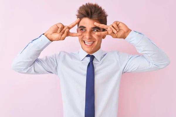 Fiatal Jóképű Üzletember Pólóban Nyakkendőben Áll Elszigetelt Rózsaszín Háttér Csinál — Stock Fotó