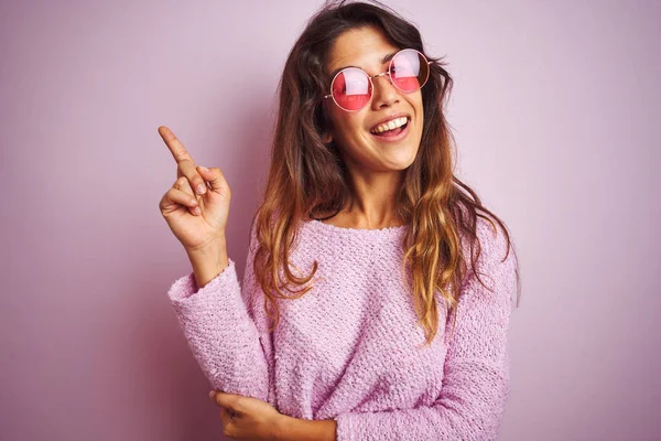 Jovem Mulher Bonita Vestindo Óculos Sol Moda Sobre Fundo Isolado — Fotografia de Stock