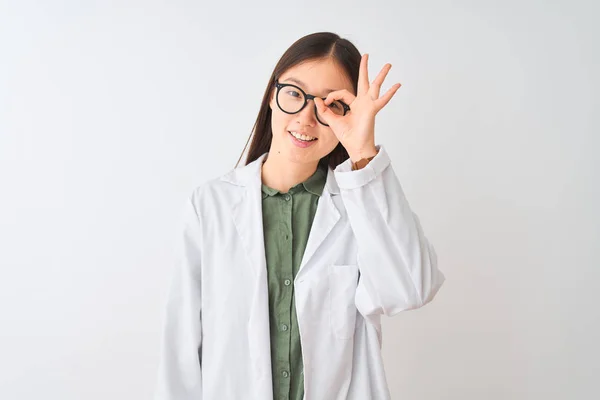 若いです中国の科学者女性身に着けていますコートと眼鏡上の隔離された白い背景を行いますOkジェスチャーとともに手笑顔 目を通して指で幸せな顔 — ストック写真