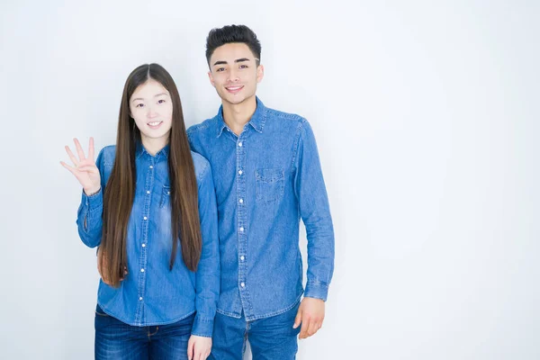Vackra Unga Asiatiska Par Över Vit Isolerad Bakgrund Som Visar — Stockfoto